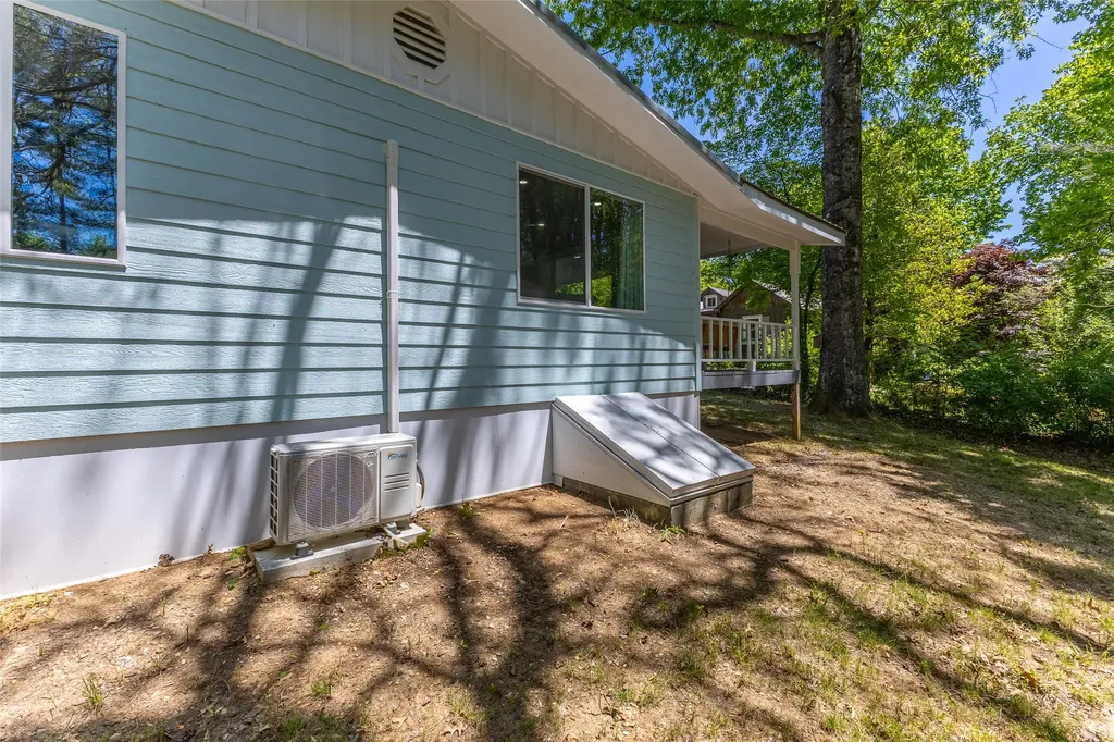 26 Weasel Way Sapphire NC 28774