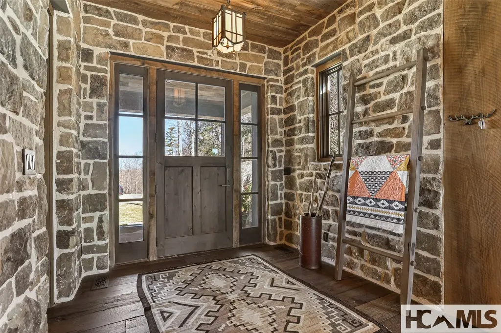 196 Stove Pipe Court Cashiers NC 28717