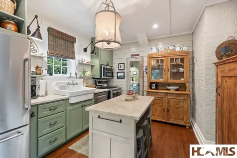806 N 4th Street Highlands NC 28741