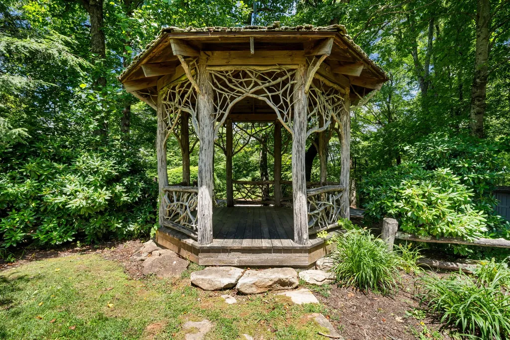 700 Silly Ridge Scaly Mountain NC 28775