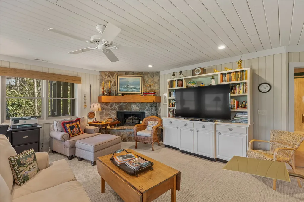 70 Lake Villas Way Highlands NC 28741