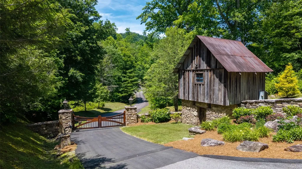 2530 Pilot Knob Road Glenville NC 28736