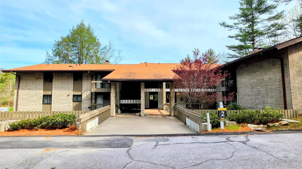 104 Mountain Lea Sapphire NC 28774