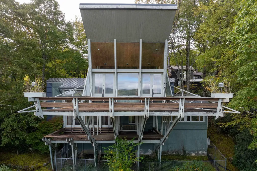 336 North Drive Highlands NC 28741