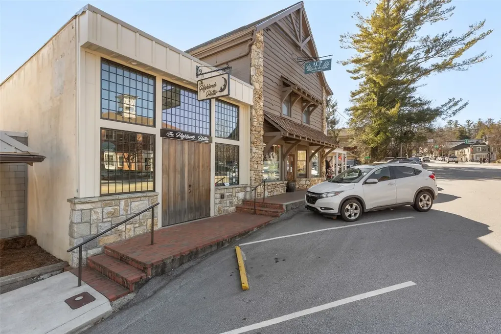 221 N 4th Street Highlands NC 28741