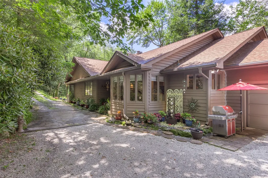 845 Whiteside Mountain Road Highlands NC 28741