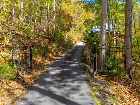 325 Garden Flats Franklin NC 28734