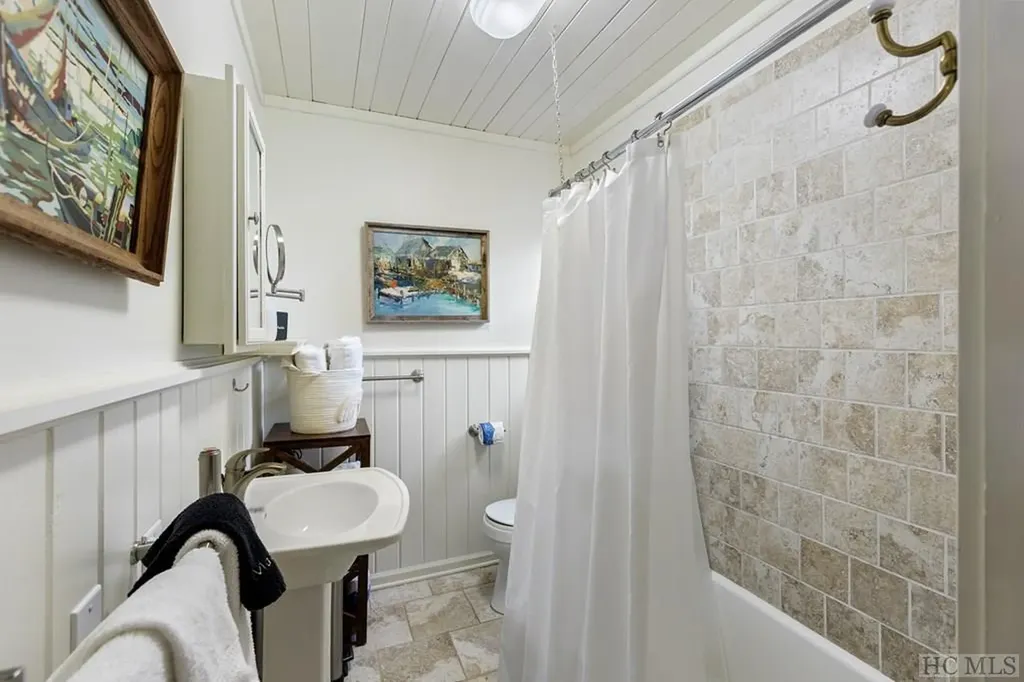 48 Holt Knob Road Highlands NC 28741