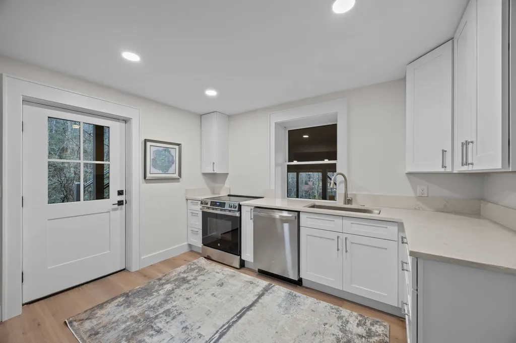 95 Cardinal Trace Lake Toxaway NC 28747