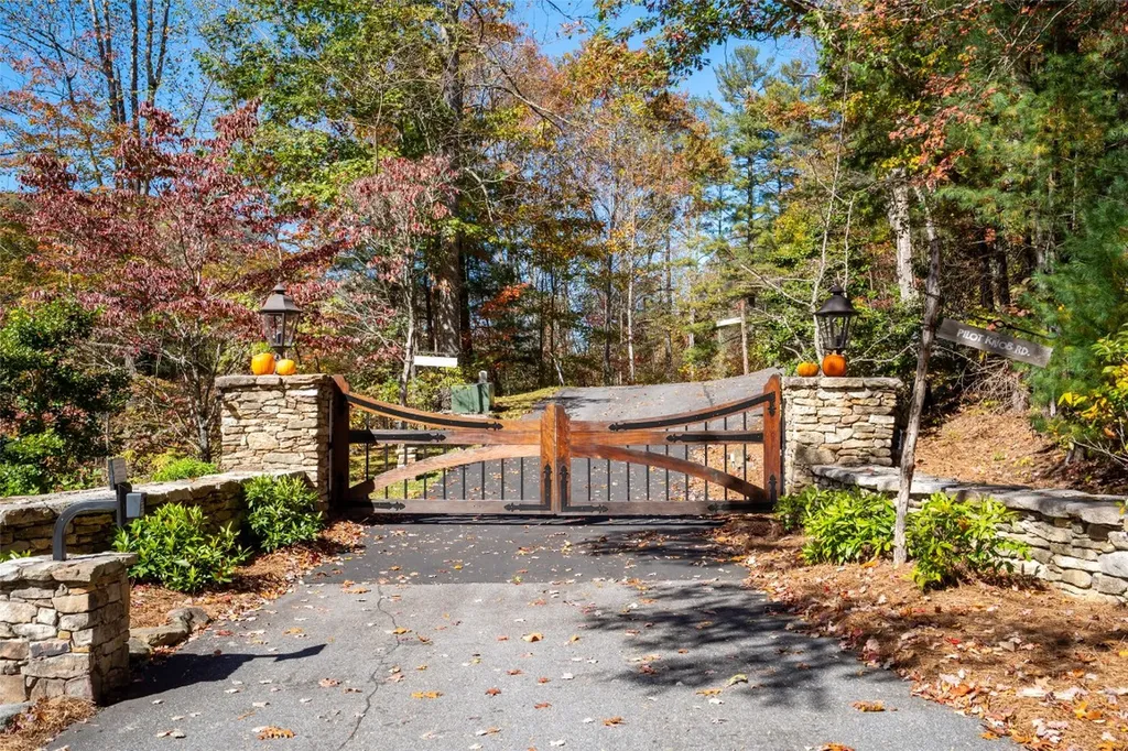 17 Pilot Knob Road Glenville NC 28736