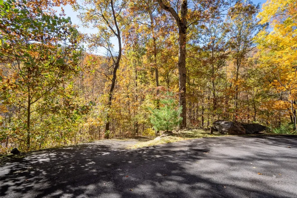 17 Pilot Knob Road Glenville NC 28736