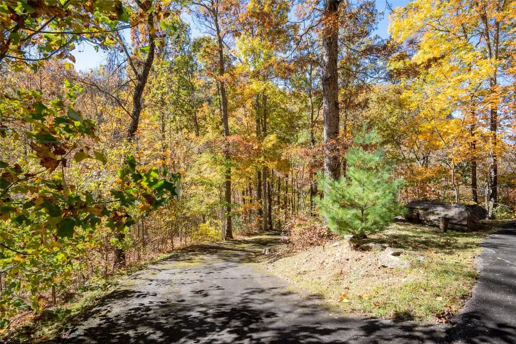 17 Pilot Knob Road Glenville NC 28736