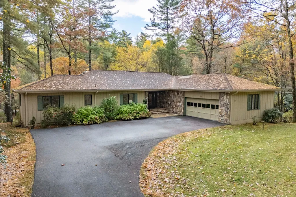 572 N. East Shore Drive Lake Toxaway NC 28747
