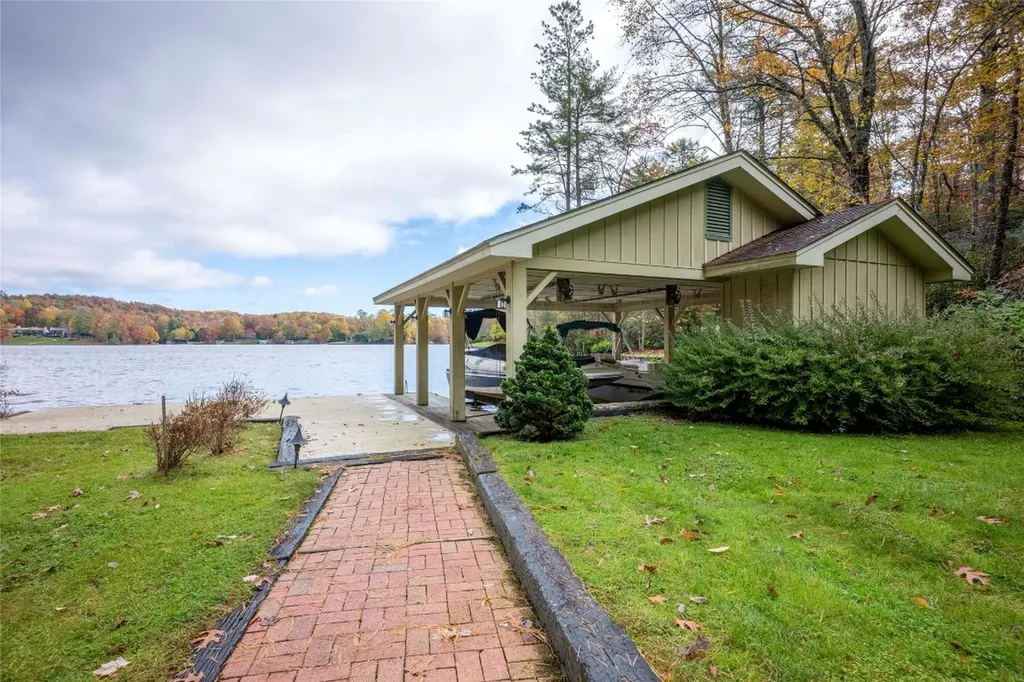 572 N. East Shore Drive Lake Toxaway NC 28747