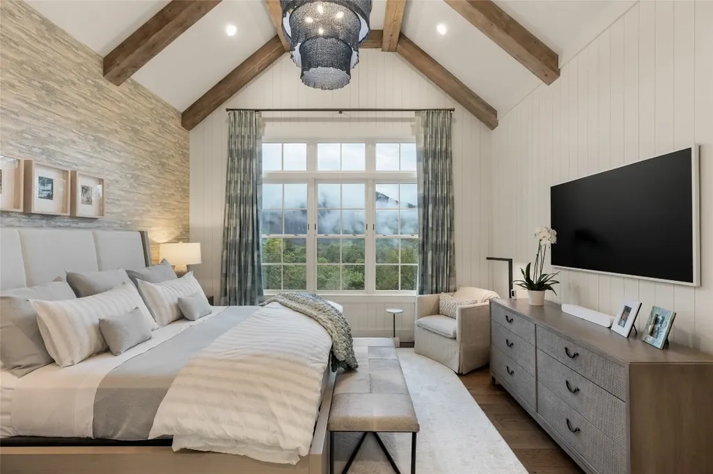 323 W. Falls Drive Sapphire NC 28774