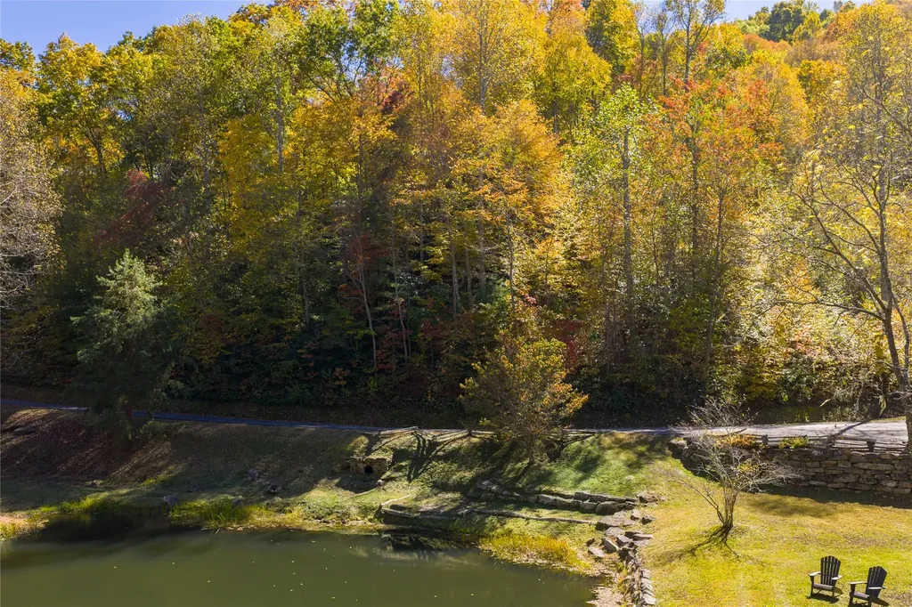 3605 Pilot Knob Road Glenville NC 28736