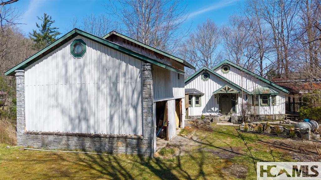 577 Paul Mccoy Road Lake Toxaway NC 28747