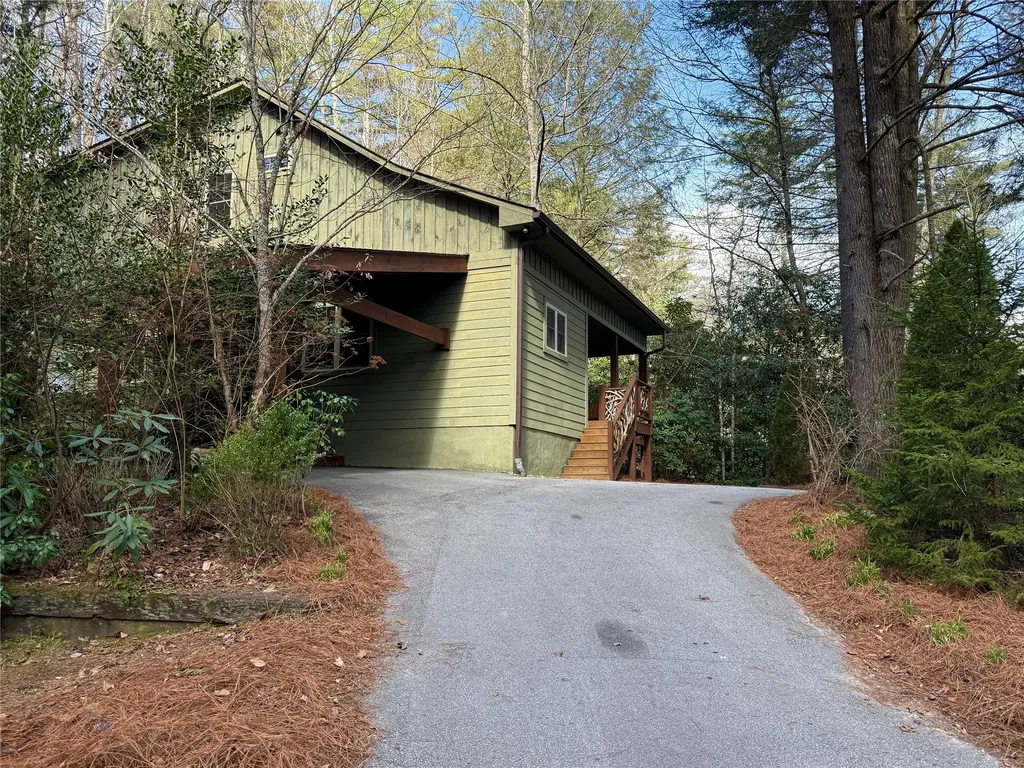 41 W Lance Road Cashiers NC 28717