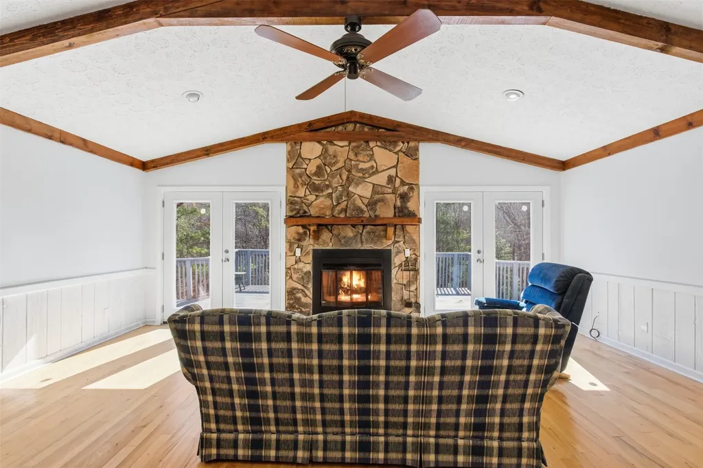 137 Pleasant Mountain Sky Valley GA 30537