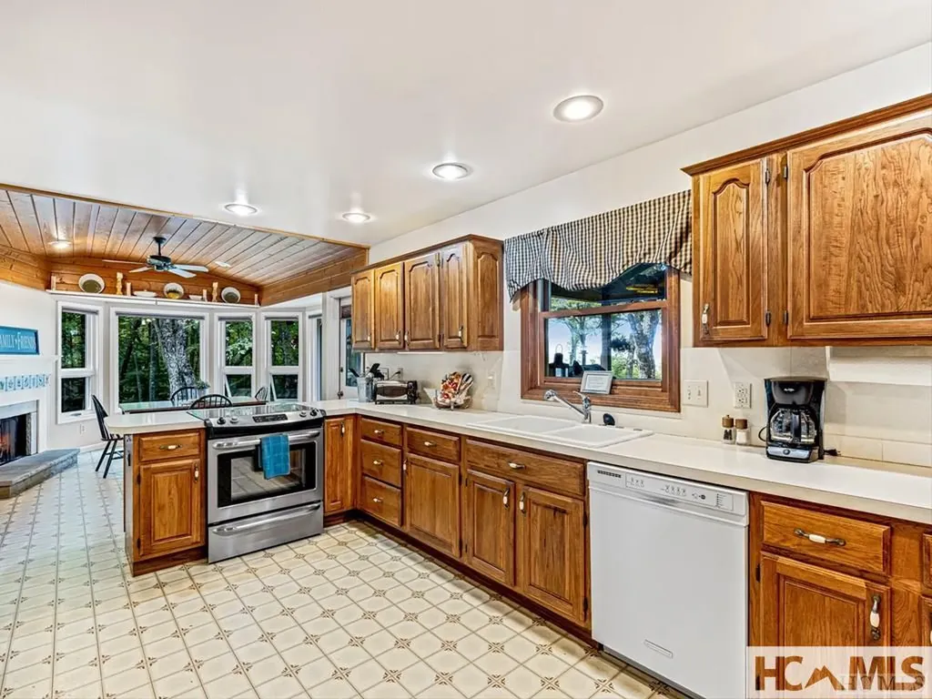 796 Hawk Mountain Road Lake Toxaway NC 28747