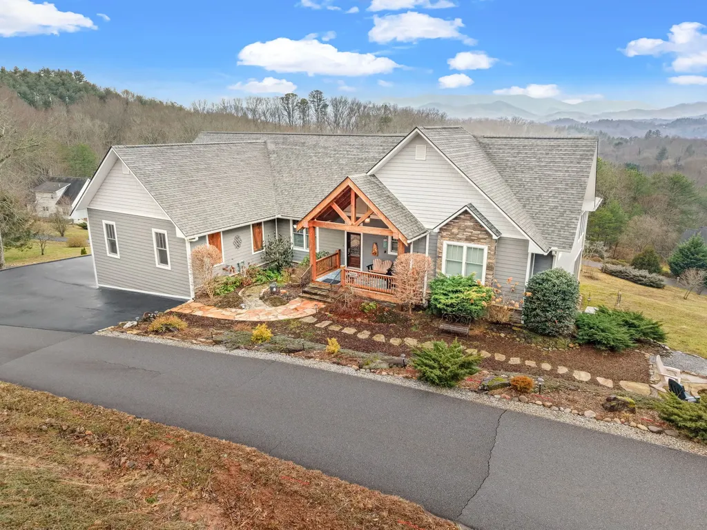 789 Chapel Cove Circle Franklin NC 28734