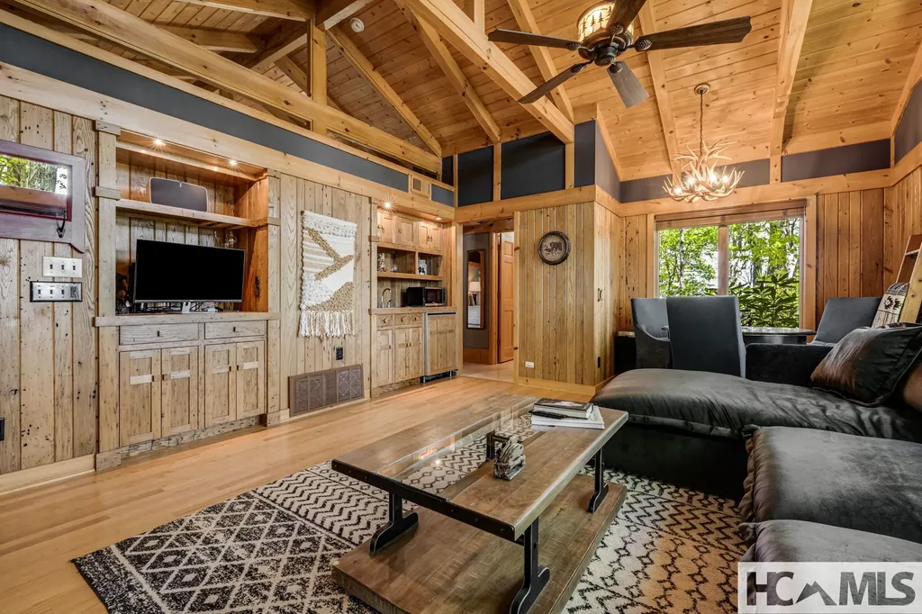 1135 Big Bear Pen Road Highlands NC 28741