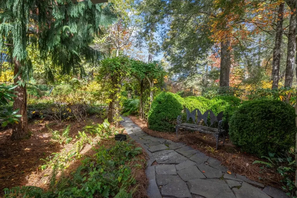 1671 Highway 107 Cashiers NC 28717