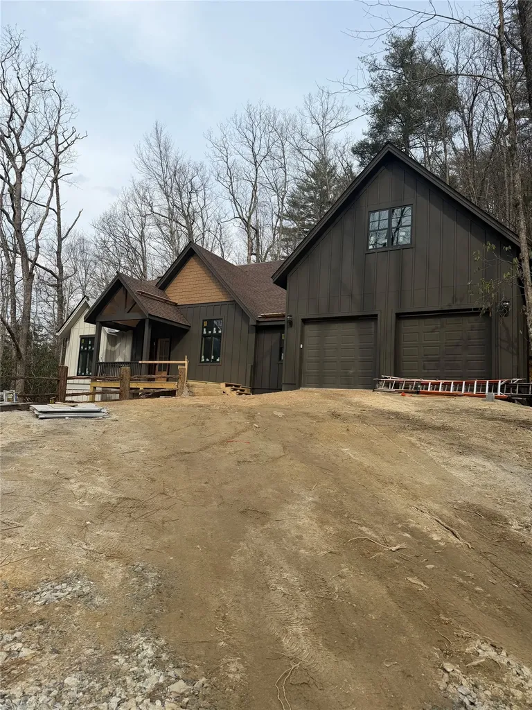 143 E Rochester Cashiers NC 28717