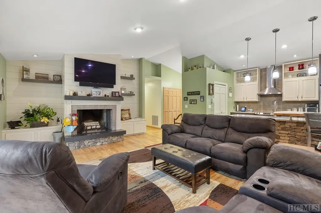 218 Treasurewood Road Glenville NC 28736