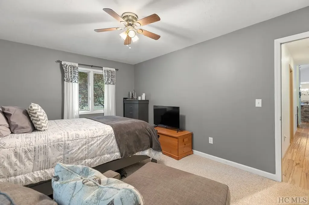 218 Treasurewood Road Glenville NC 28736