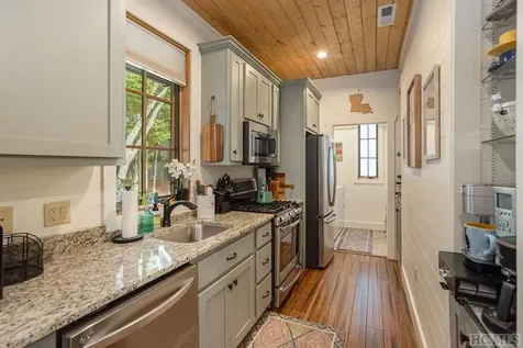 28 Outpost Trail Glenville NC 28736