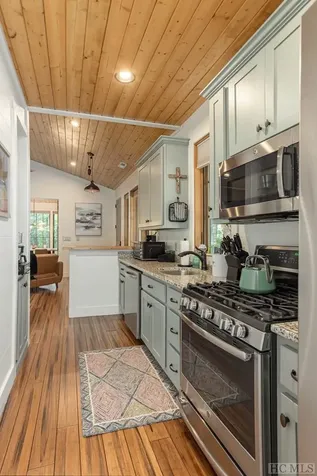 28 Outpost Trail Glenville NC 28736