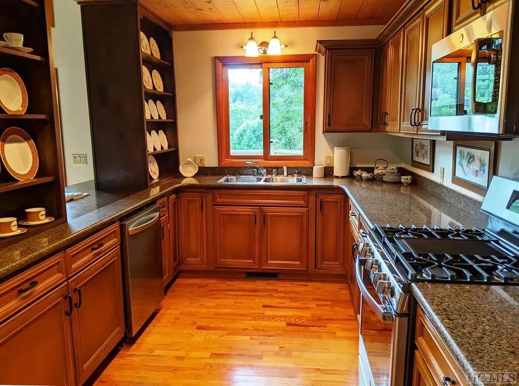 516 Narrows Road Sapphire NC 28774