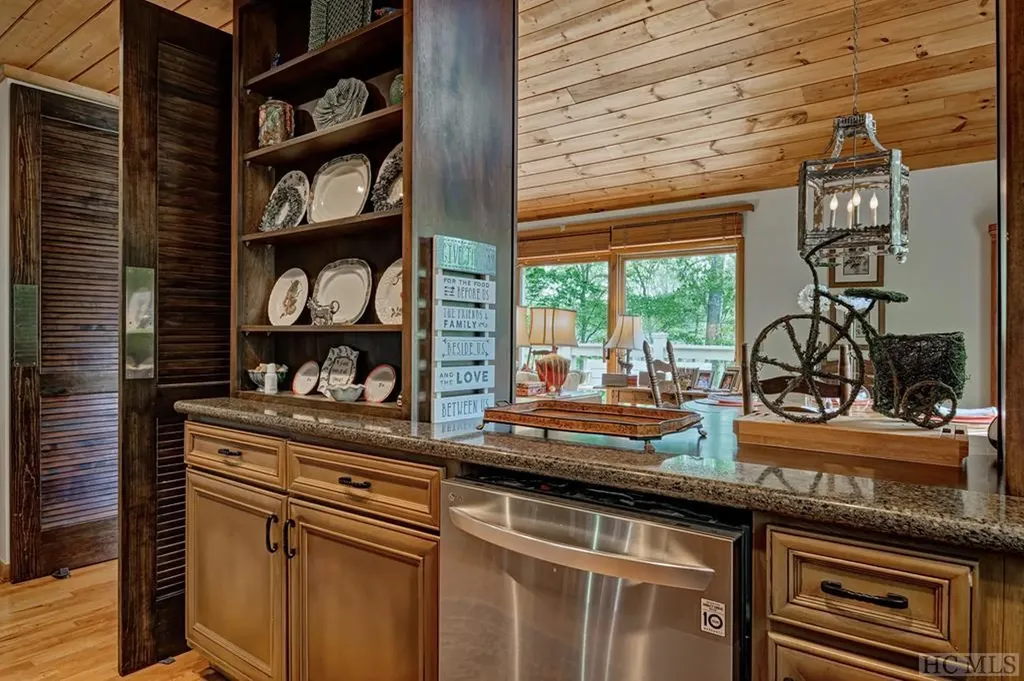 516 Narrows Road Sapphire NC 28774