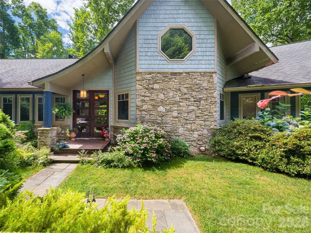935 Whites Lake Boulevard Saluda NC 28773