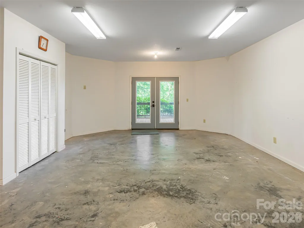935 Whites Lake Boulevard Saluda NC 28773