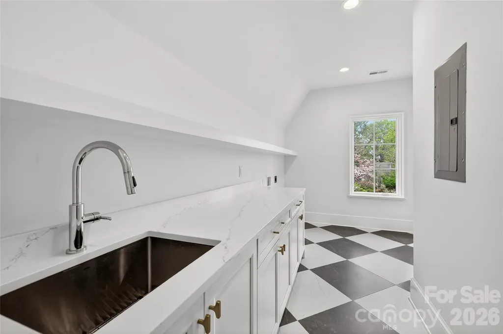 914 Edinburgh Lane Charlotte NC 28209