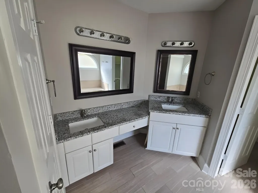 9011 Coleshire Court Charlotte NC 28269