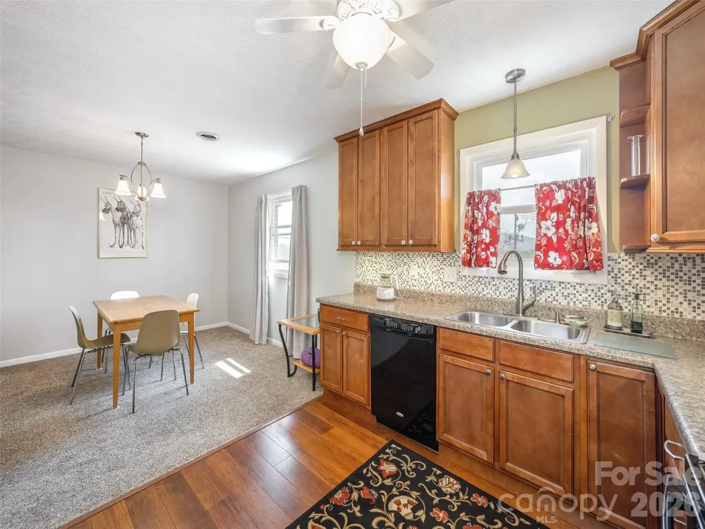 103 Oakwood Place Hendersonville NC 28792