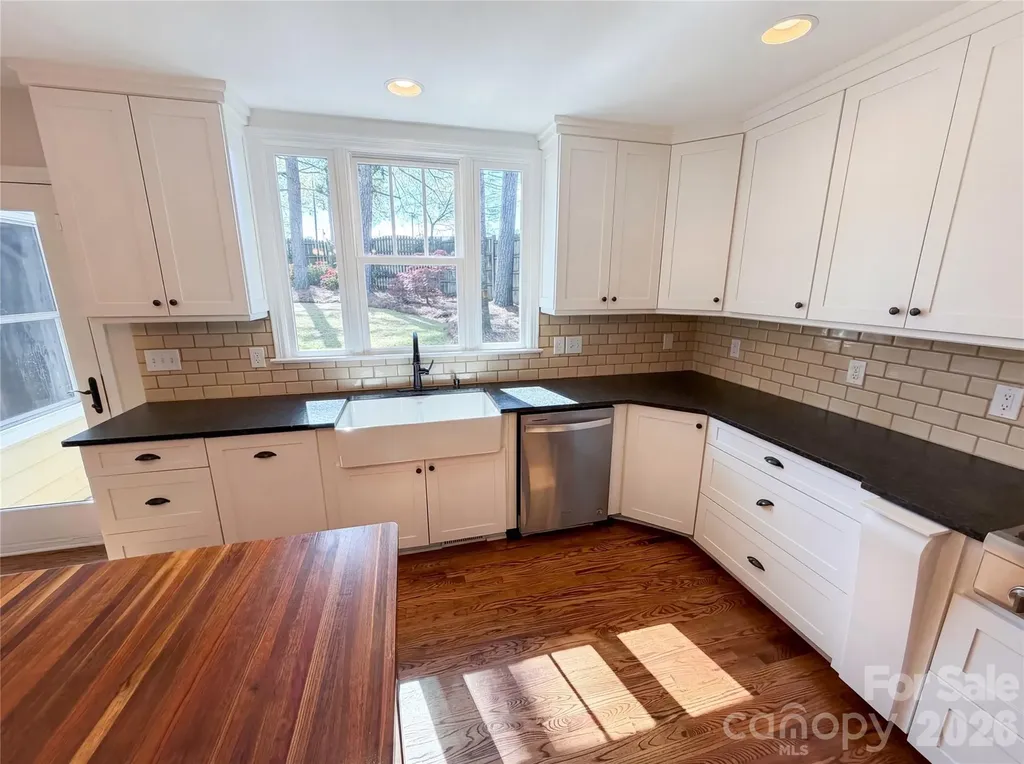 4467 Woodlark Lane Charlotte NC 28211