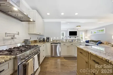 3220 Commonwealth Avenue Charlotte NC 28205