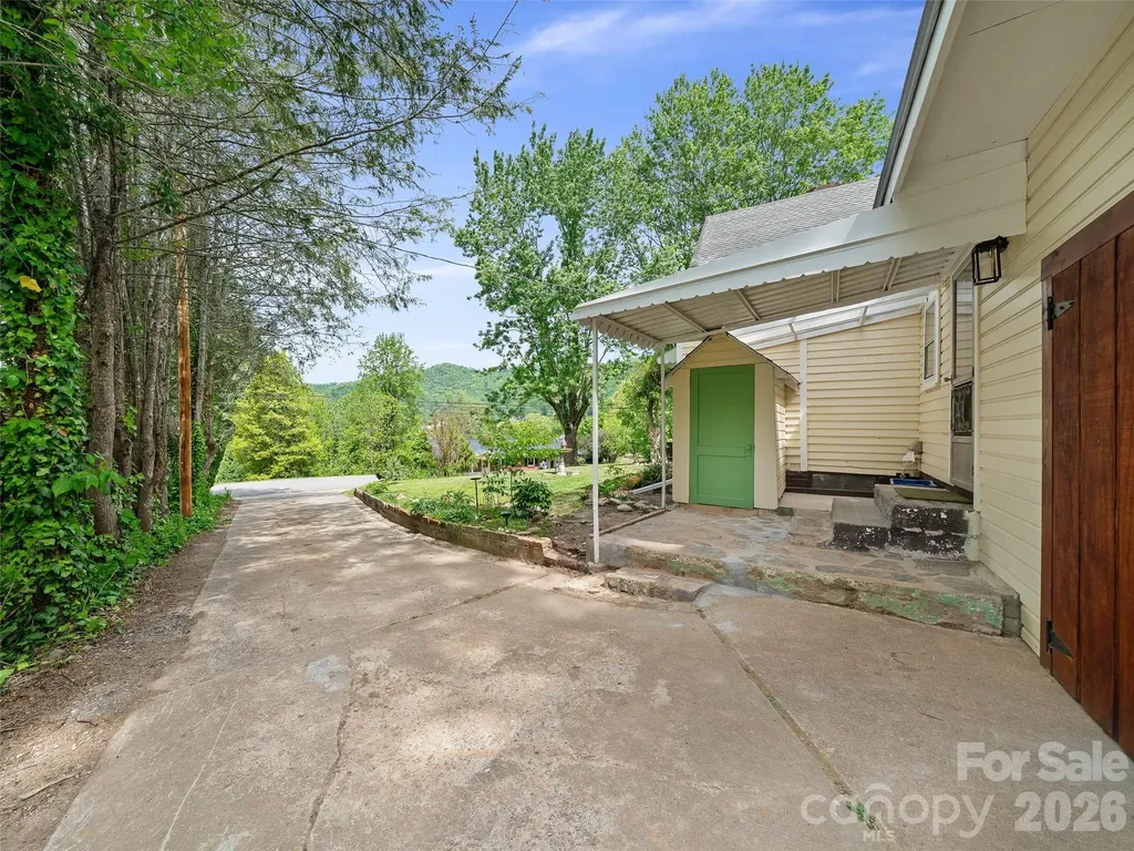 309 Hillside Drive Burnsville NC 28714