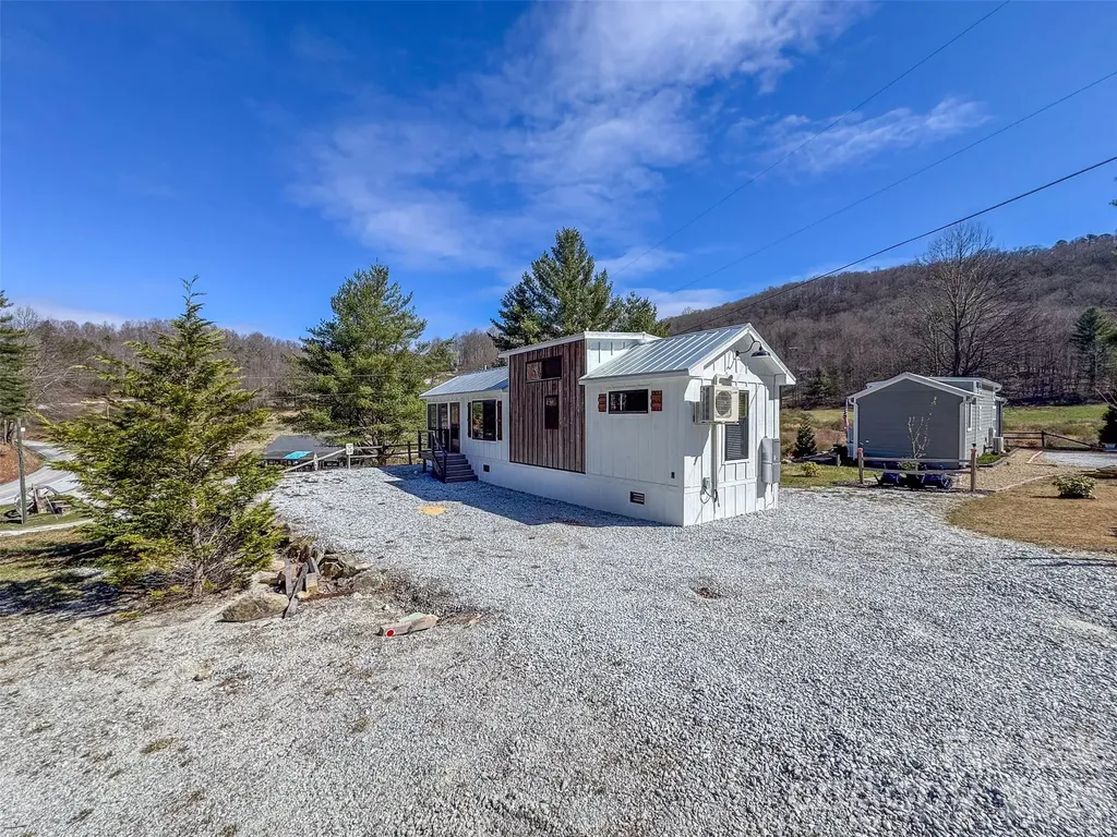 122 Mountain Breeze Ridge Scaly Mountain NC 28775