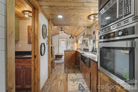 122 Mountain Breeze Ridge Scaly Mountain NC 28775