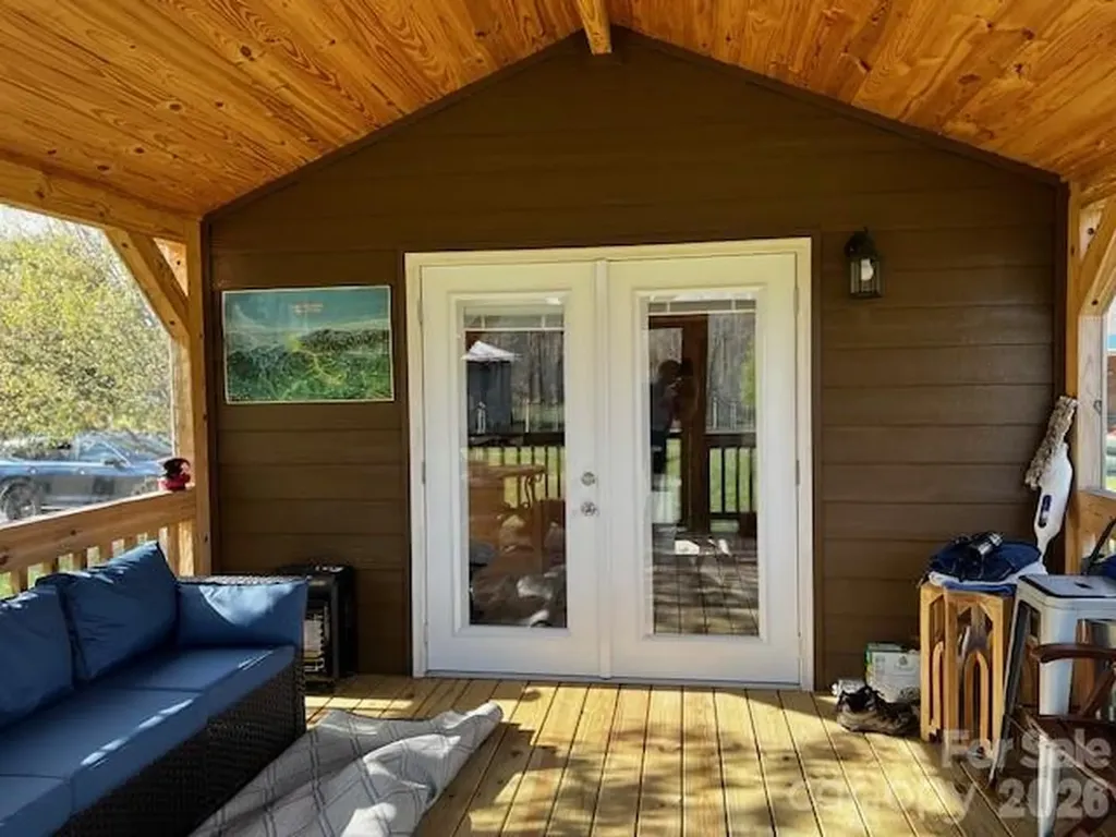 137 Cowboy Lane Hot Springs NC 28743