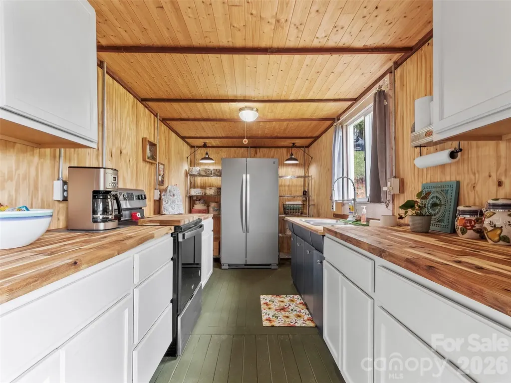 138 Robert Phillips Road Bakersville NC 28705