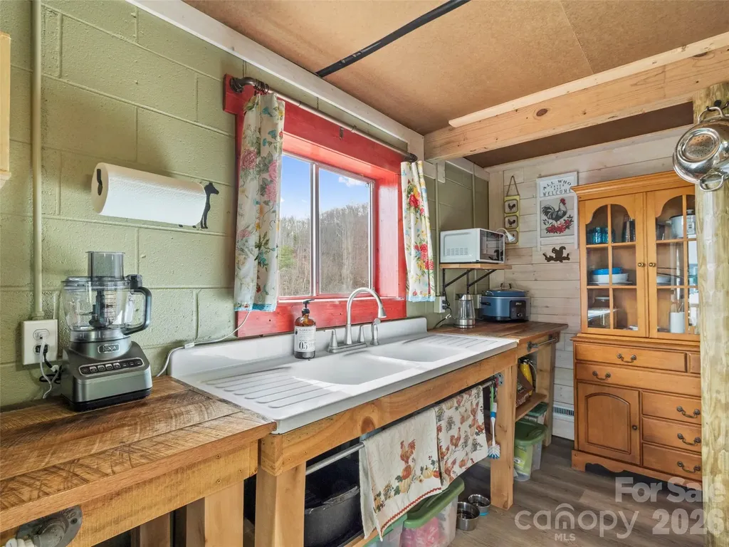138 Robert Phillips Road Bakersville NC 28705