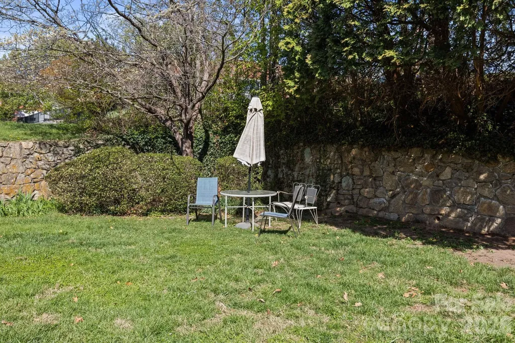 427 6th Avenue W Hendersonville NC 28739