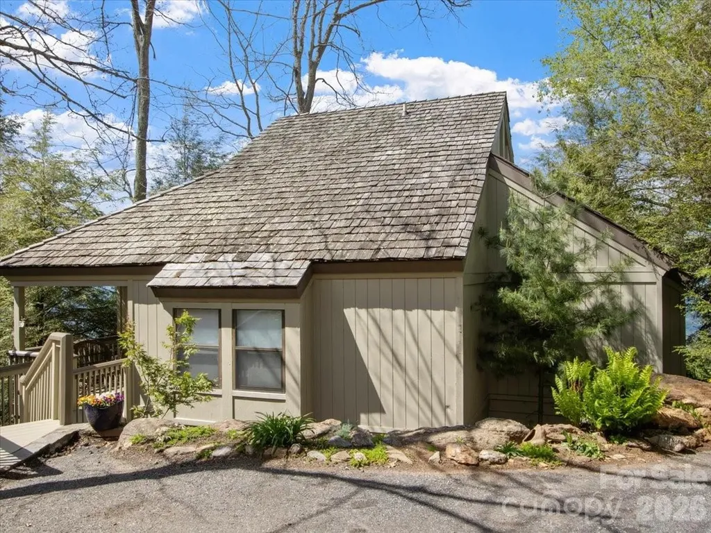 19 Lookout Loop Burnsville NC 28714