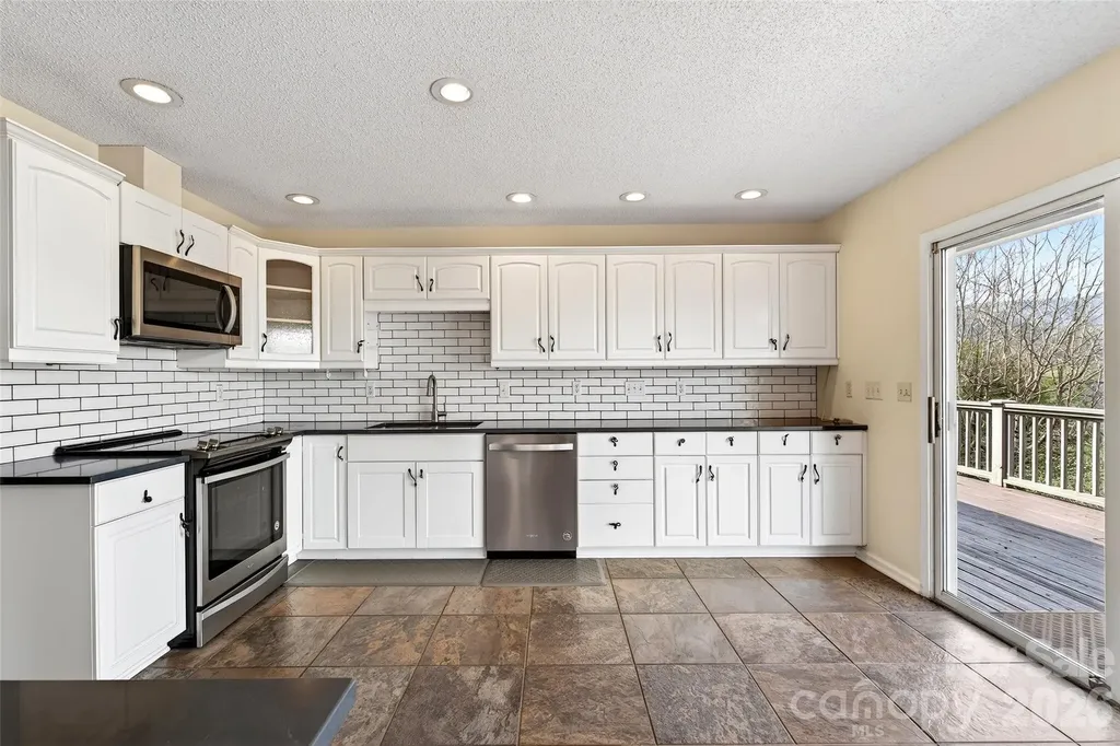 3 Tree Top Place Black Mountain NC 28711
